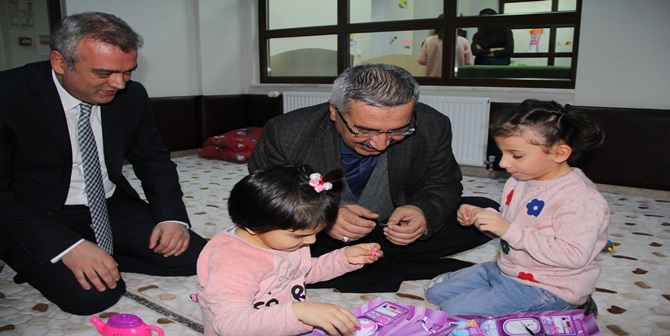 Yetim Çocukları Yılbaşında Sevindirdi