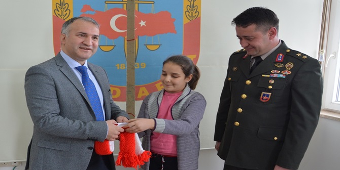 Askerler Üşümesin Diye Kaşkol Ördü