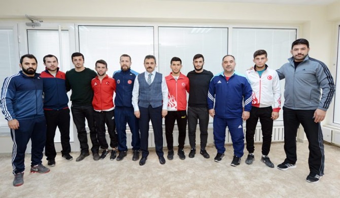 Başkan, Şampiyon Güreşçilerle Buluştu