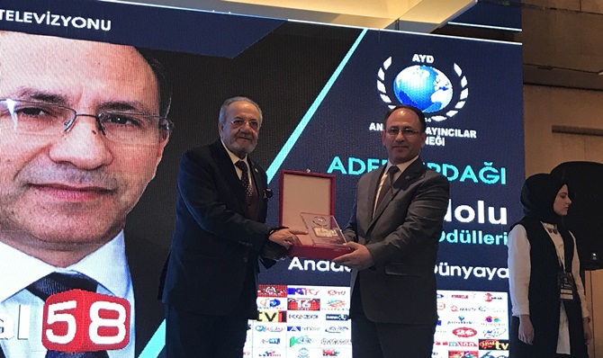 Uslu, Kanal 58’in Ödülünü Verdi