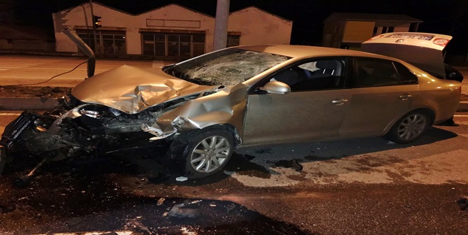 Trafik Işıklarına Çarptı