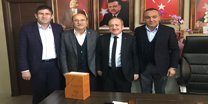 Kutladı ve Safahat Hediye Etti