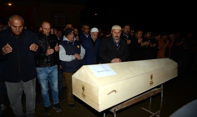 Hayatını Kaybedenler Defnediliyor