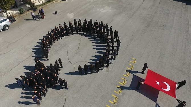 Öğrenciler Ay-Yıldız Koreografi Yaptı