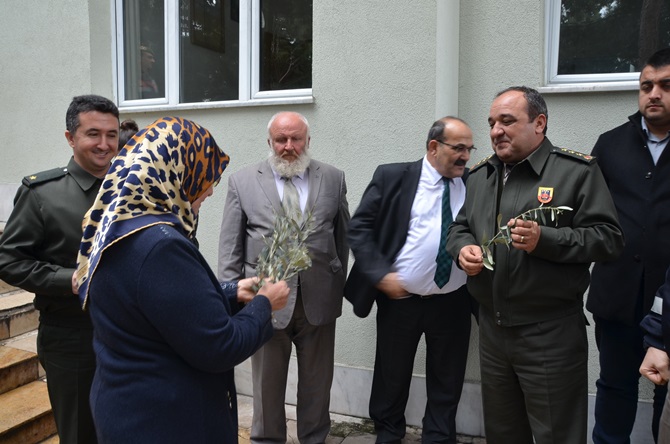 AK Partili Kadınlar ‘Zeytin Dalı’ Dağıttı