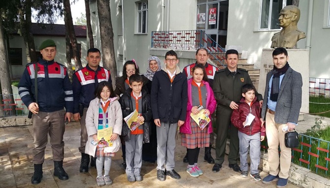 Öğrencilerden Askere Moral Ziyareti