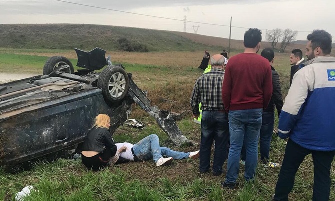 Otomobil Tarlaya Uçtu: 5 Yaralı