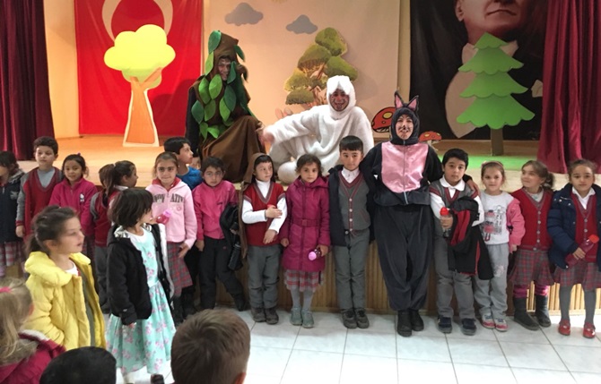 Tiyatro Oyunuyla Sevdiriyorlar