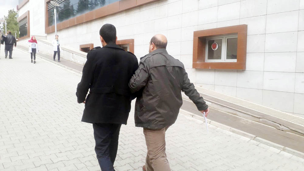 FETÖ’den 13 Gözaltı, 8 Kişi Aranıyor