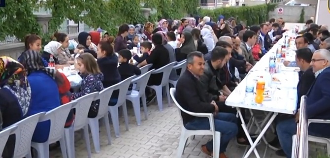İftar Yemeğinde Geleneği Bozmadılar