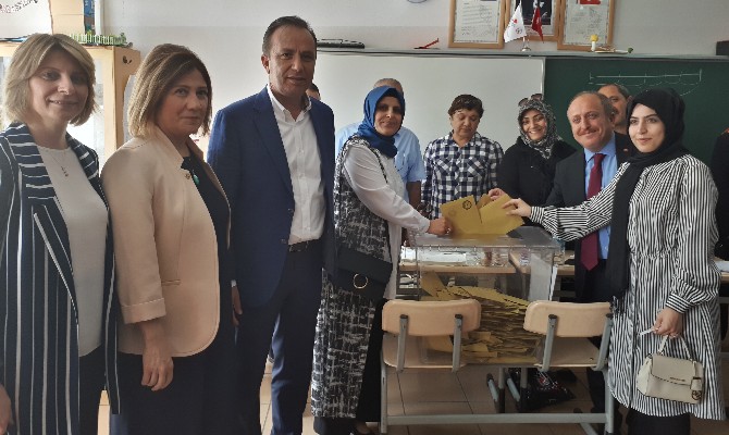 Karadağ Oyunu Kullandı, Sandıkları Gezdi