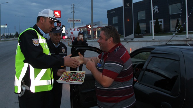 Polisten Sürücülere Bayram Şekeri
