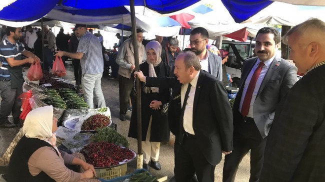 Yağmur Altında Pazar Yerini Gezdiler