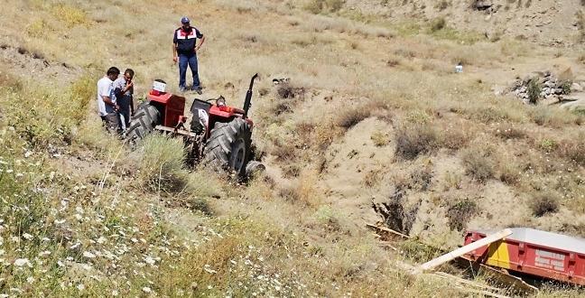 Traktör Şarampole Devrildi : 1 Ölü