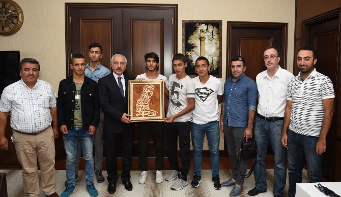 Öğrencilerden Gül’e Anlamlı Hediye