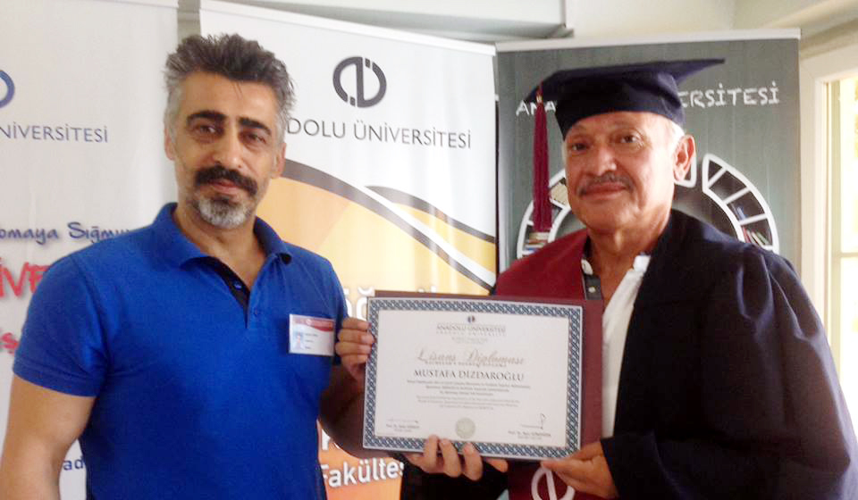 57 Yaşında Üniversiteyi Bitirdi