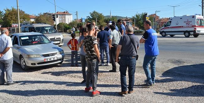 Otomobil Kız Öğrenciye Çarptı