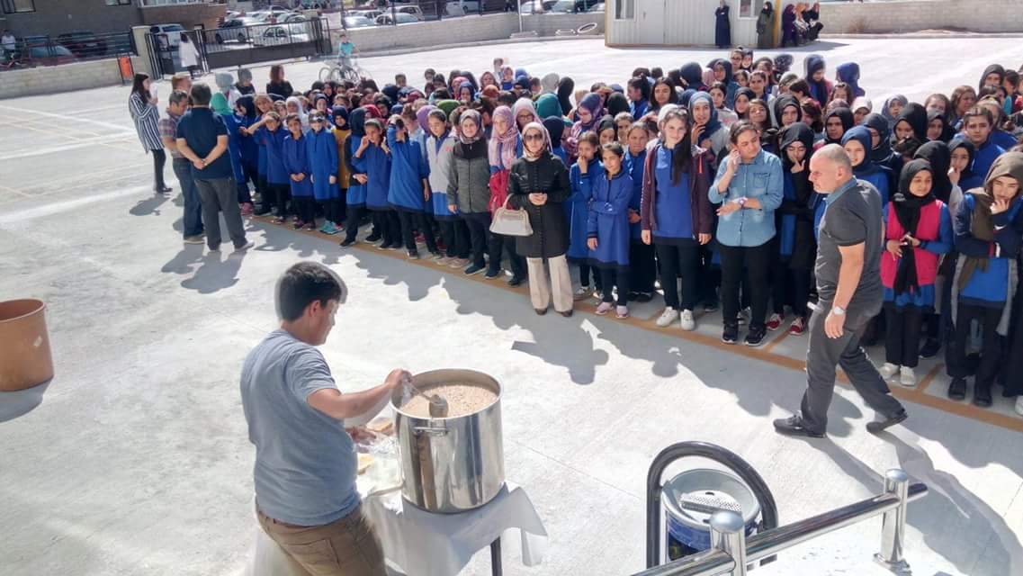 Yıldırım Beyazıt’ta Öğrencilere Aşure Dağıtıldı