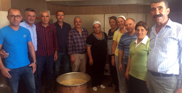 Büyük Keşlik Köyü Derneği Aşure Dağıttı