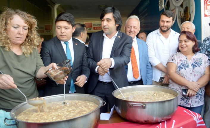 CHP Aşure Dağıttı