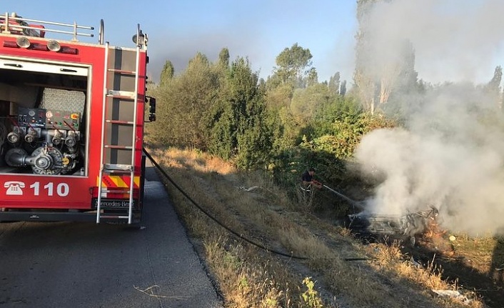Kaza Yapan Otomobil Alev Aldı