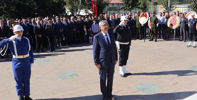 Atatürk Anıtına Çelenk Konuldu