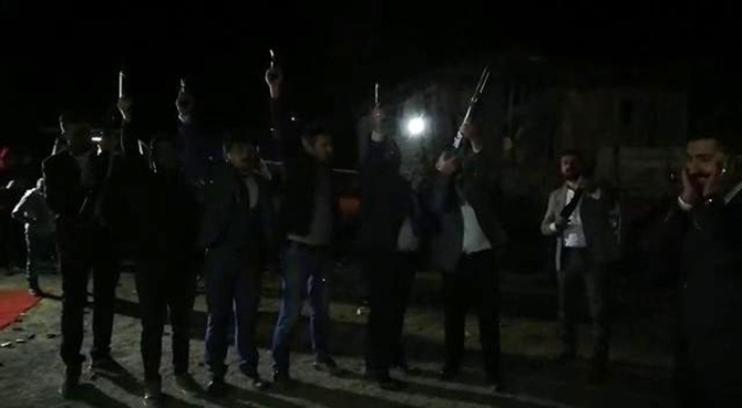 Silah Sesleri Müzik Sesini Bastırdı