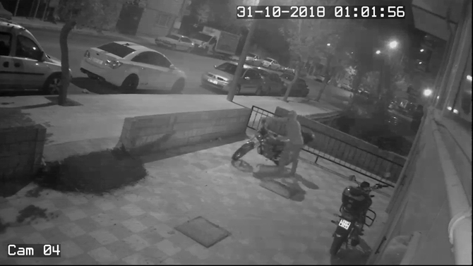 1 Dakikada Motosikleti Çaldı