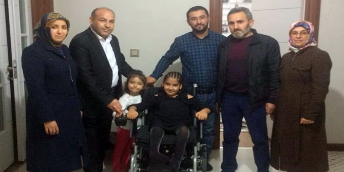 Küçük Kıza Tekerlekli Sandalye