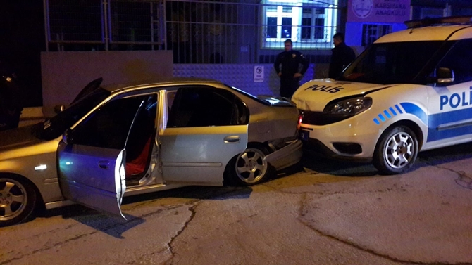 Kaçarken Polis Otosuna Çarptı
