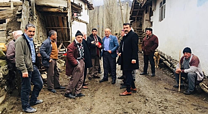 Köylüler Korku İçinde Yardım Bekliyor