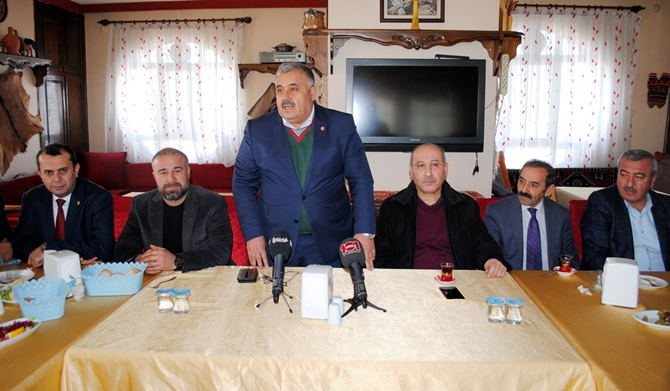 Gür, Gazetecileri Yemekte Buluşturdu