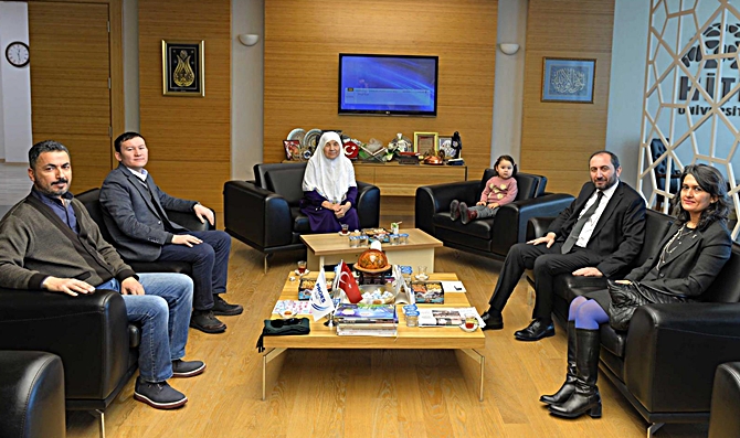 Kazakistanlı Şair Anneanneden Rektöre Ziyaret