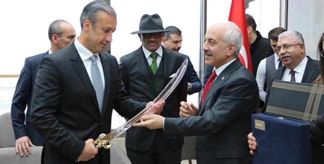 Çiçeklerle Karşıladık