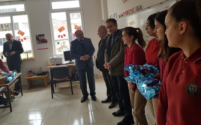 Öğrencilerden Köy Okuluna Yardım