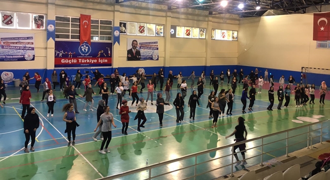 Öğrenciler Zumba Yaptı
