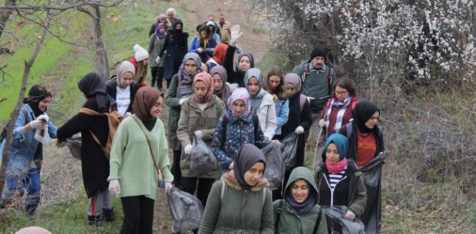 Hem Doğa Yürüyüşü Hem Temizlik Yaptılar