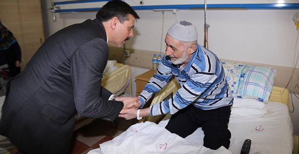 Vali Çiftçi’den, Hastalara Moral