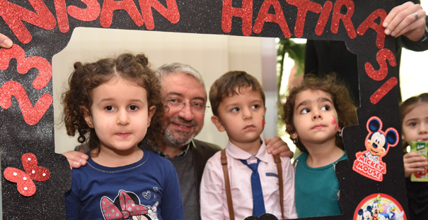 Çocuklarla Yakından İlgilendi