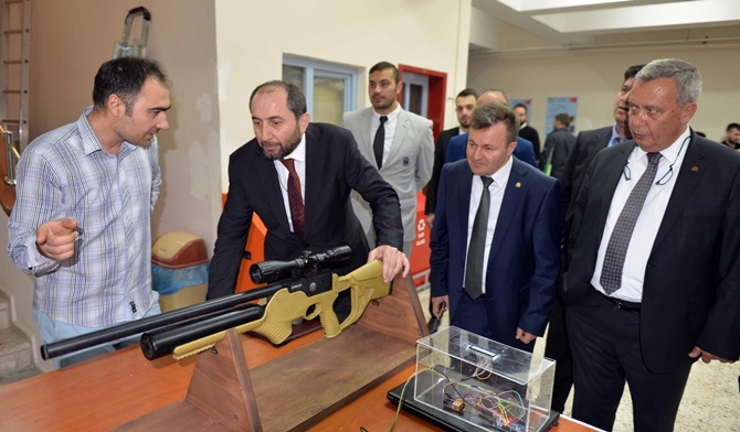 Mühendislik Fakültesi Öğrencileri Projelerini Sergiledi