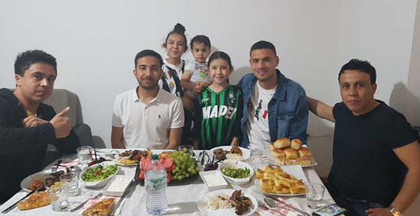 Milli futbolcu, Çorumlu Ailenin İftarına Konuk Oldu