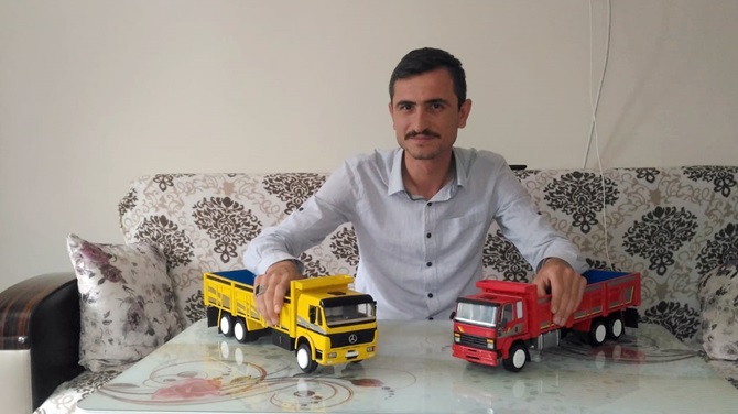 Sevdiği Kamyonların Maketini Yapıyor