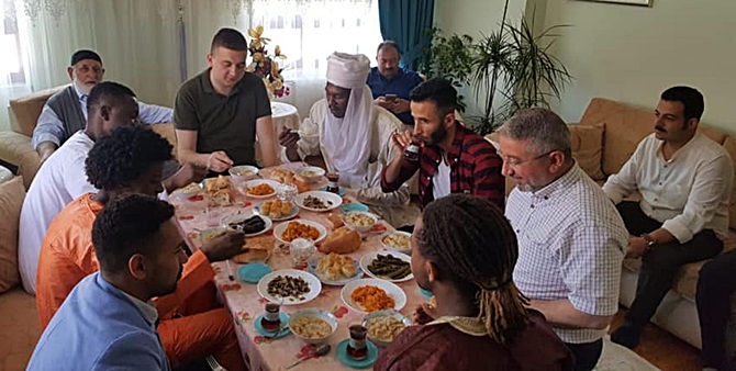 Yabancı Öğrencileri Evinde Ağırladı