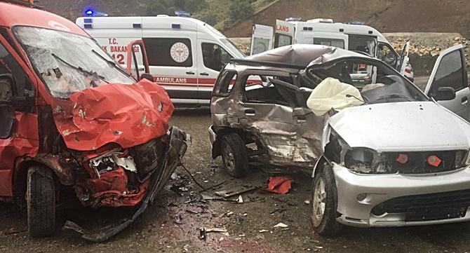 Minibüs ile Jeep Çarpıştı: 13 Kişi Yaralandı