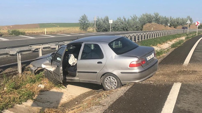 Otomobil Orta Refüje Çarptı: 5 Yaralı