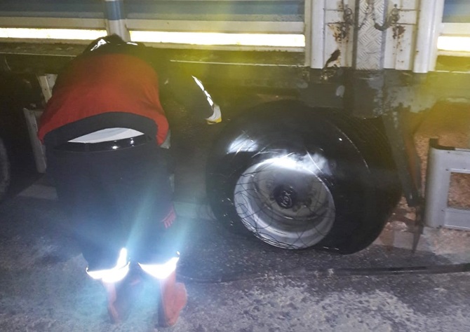 Kamyonun Lastikleri Alev Aldı