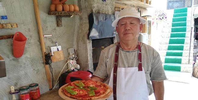 İsveç’ten Geldi, Pizzacı Açtı