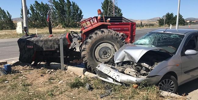 Traktör Otomobille Çarpıştı