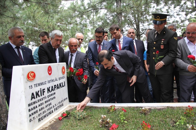 Mezarı Başında Anıldı