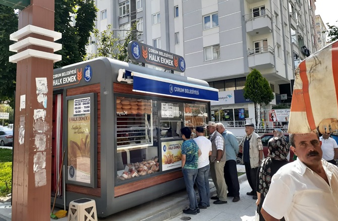 Ucuz Ekmek Almak İçin Kuyruk Oluşuyor